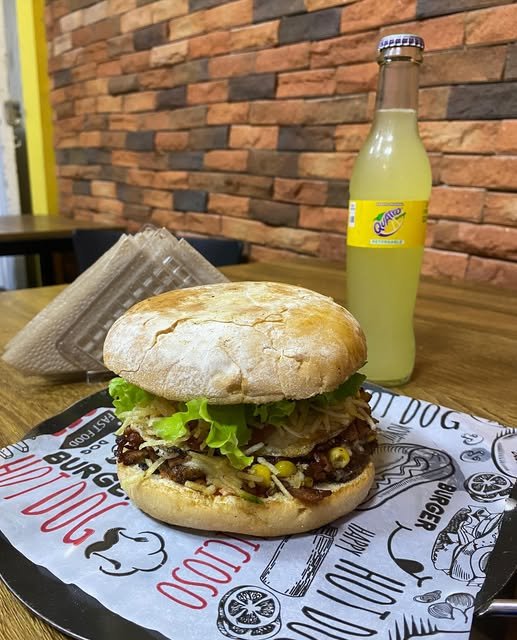 Hamburguesa Colombian con gaseosa