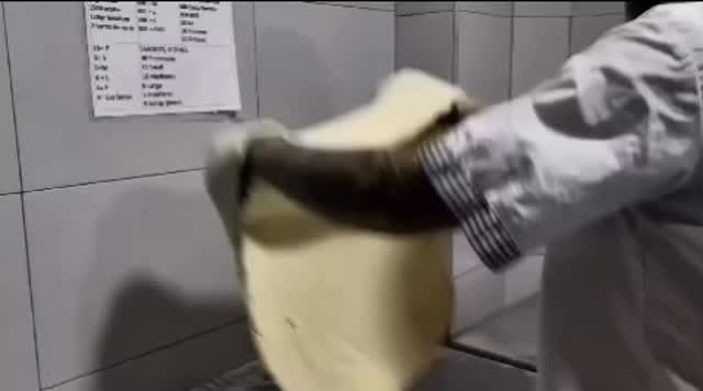 Masa de pizza estirada a mano
